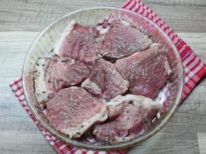 Carne de porc în franceză în cuptor cu roșii