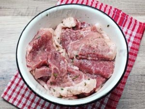 Carne de porc în franceză în cuptor cu roșii