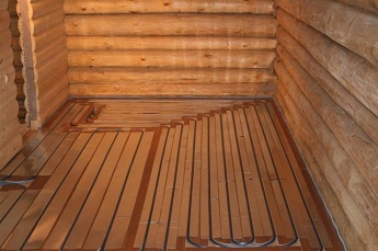 Cea mai caldă podea pe podea din lemn pe bușteni, tavane, subsol