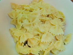 Salata calda cu pasta farfalle, pui si legume cu reteta de fotografii