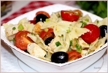 Salata calda cu pasta farfalle, pui si legume cu reteta de fotografii