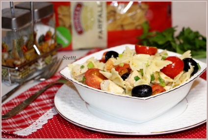 Salata calda cu pasta farfalle, pui si legume cu reteta de fotografii