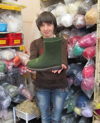Îmbrăcat dintr-o clasă de măiestrie de lână pe pantofii din Sankt Petersburg
