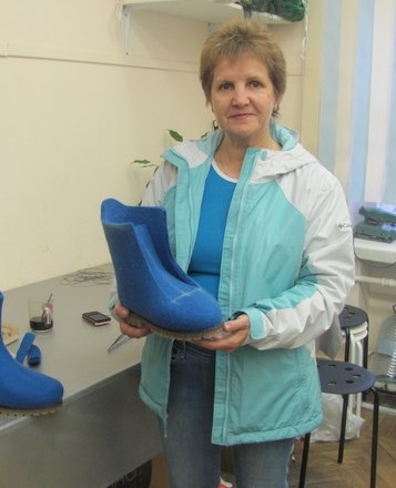 Îmbrăcat dintr-o clasă de măiestrie de lână pe pantofii din Sankt Petersburg