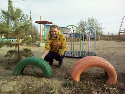 În satul Prokhorovo părinții au decorat terenul de joacă pentru copii