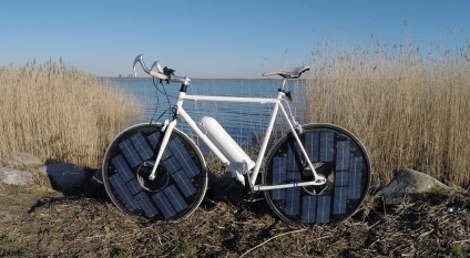 Kerékpár villanymotorral a napelemekkel