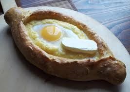 Khachapuri Adjara (nyitott) sajt és tojás vagy khachapuri-hajó