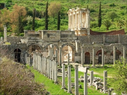 Templul lui Artemis în mânerul unei fotografii a unei minune pierdute a lumii