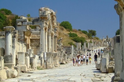 Templul lui Artemis în mânerul unei fotografii a unei minune pierdute a lumii