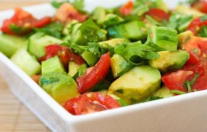 Salată de origine sănătoasă la domiciliu cu avocado și castraveți