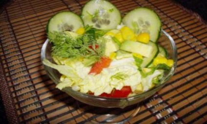 Salată de origine sănătoasă la domiciliu cu avocado și castraveți