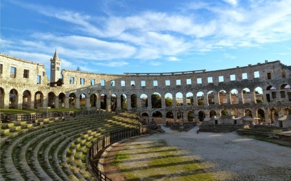 4 Amfiteatrul roman antic, unde puteți vedea în continuare vederile și se aruncă în istorie