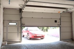 A kapuk automatikus szekcionált kapu-típusai, azok alkalmazása, a garázsok különbsége az ipartól