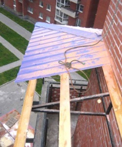 Ár, az erkélytető javítása (loggia), beton baldachin elhelyezése az erkélyen - alpstroygroup (c)