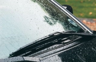 Ce trebuie să faceți în cazul în care șoferii din mașină nu curăță corect geamul