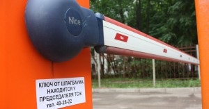 Ce trebuie să știți atunci când planificați instalarea unei barieră în curtea unui bloc de locuințe