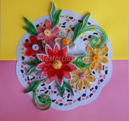 Panou de flori în tehnica de quilling