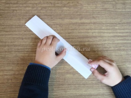 Cuțit decorativ de hârtie cu mâinile tale
