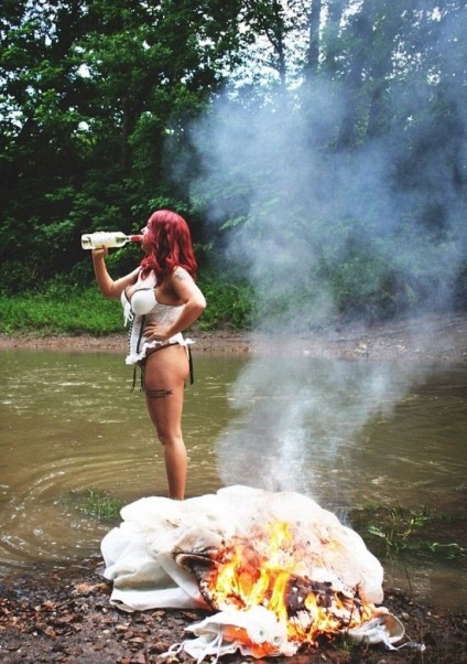 Fata a sărbătorit fotografia de divorț cu distrugerea rochiei de mireasă