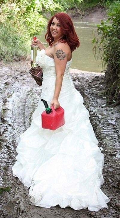 Fata a sărbătorit fotografia de divorț cu distrugerea rochiei de mireasă