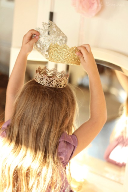Pentru micuțe (și mari) prințese cum să faci o coroană încântătoare pentru un spectacol de dimineață sau o fotografie