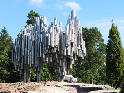 Vederea monumentului de la Helsinki către compozitorul Jan Sibelius