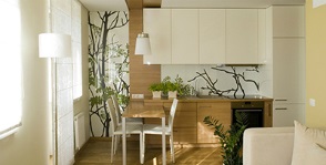 Fotó a nappali belsőépítészetének kialakításában konyha kandallóval