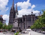 Orașul francez din Clermont-Ferrand (regiunea Auvergne)