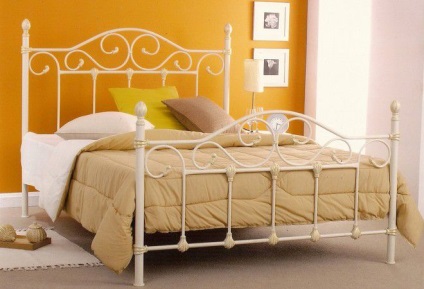 Az ágy fején egy modern, magas és alacsony fejlécű ágy található