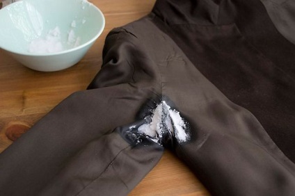 Cum sa scapi de mirosul de transpiratie pe haine