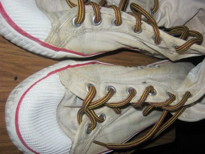Hogyan kell lemosni a fehér cipőket?