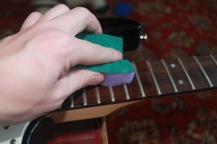 Cum de a schimba șirurile pe o chitară electrică