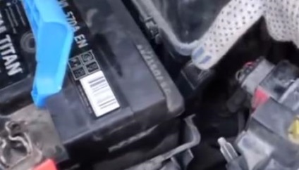 Cum să scoateți în mod corespunzător bateria din instrucțiunile pas cu pas ale mașinii