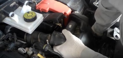 Cum să scoateți în mod corespunzător bateria din instrucțiunile pas cu pas ale mașinii