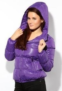 Cum să combinați corect jacheta femeii purpurii cu alte lucruri