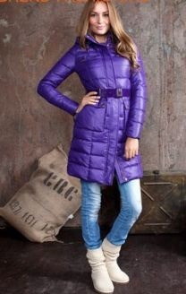 Cum să combinați corect jacheta femeii purpurii cu alte lucruri