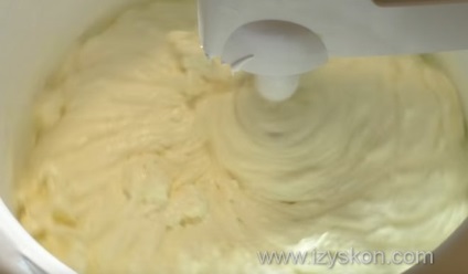 Cum sa faci o crema pentru a decora un tort care pastreaza forma