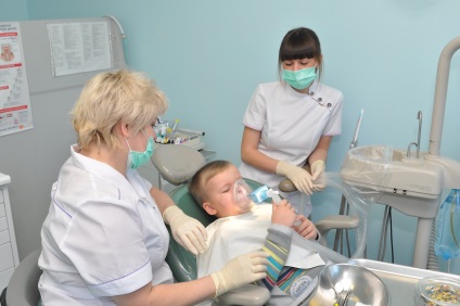 Hogyan történik a fogorvosi kezelés általános érzéstelenítés alatt?