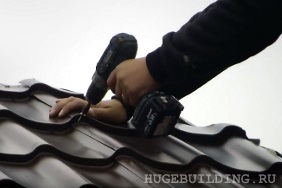 Cum sa faci o cutie sub un dispozitiv de tigla metalica, pas, asamblare