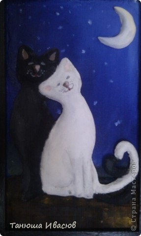 Egy kép egy szeretett macskával és egy macskával a hold alatt, egy országban a mesterek