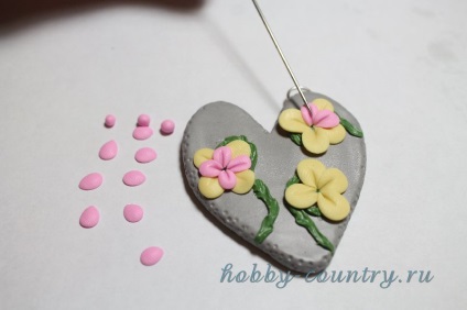 Pandantiv din inimă de argilă cu flori