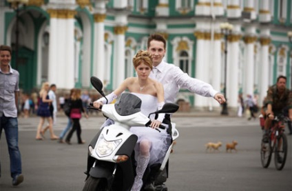 Nyári esküvői motoros újdonság, autó az esküvőn