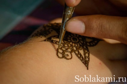 Mendy, mehendi pictura henna pe corpul din India