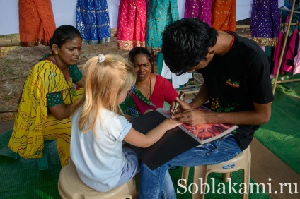 Mendy, mehendi pictura henna pe corpul din India