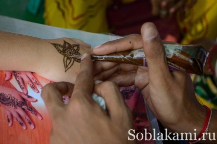 Mendy, mehendi pictura henna pe corpul din India