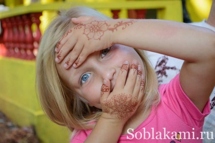 Mendy, mehendi pictura henna pe corpul din India