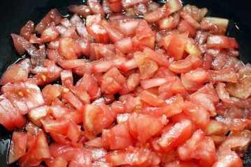 Mussel în sos de roșii cu busuioc ca aditiv la paste făinoase