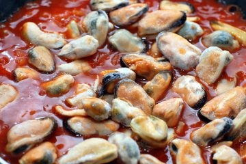 Mussel în sos de roșii cu busuioc ca aditiv la paste făinoase