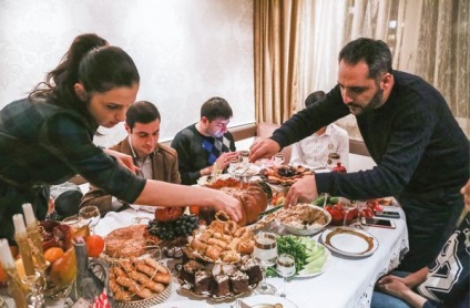 Multe, frumoase, hrănitoare ca Anul Nou sărbătorește armenii din Crimeea