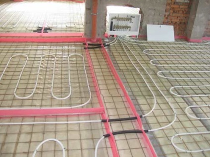 Instalarea unei podele de apă caldă - un dispozitiv, izolație termică, țevi de montaj, șape de turnare